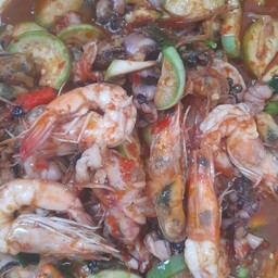 ผัดฉ่าทะเลราดข้าว