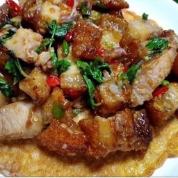 ข้าวไข่ข้นกระเพราหมูกรอบ