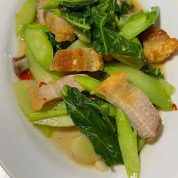 คะน้าหมูกรอบ