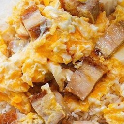 ข้าวไข่ขยี้หมูกรอบမိုးကော်ဖက်ခိုင်