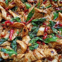 ข้าวกะเพาหมูชิ้น