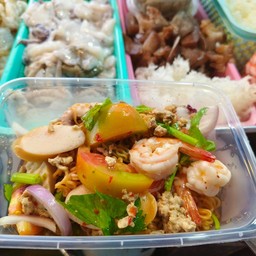 ยำไวไว กุ้งหมึก ไส้กรอก หมูยอ ปูอัด หมูสับ