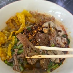 ก๋วยเตี๋ยวเนื้อ ตุ๋น+สด+ลูกชิ้น+เนื้อฝอยโรย+เกี๊ยวทอด+โหระพา+พริกคั่ว+พริกป่น+น้ำตาล