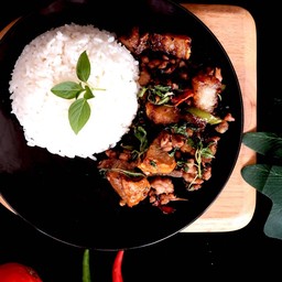 ข้าวราดกะเพราหมูสับ และ กุนเชียง