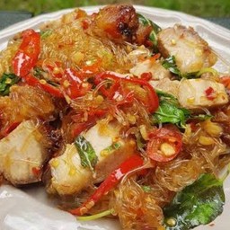 กระเพราวุ้นเส้นหมูกรอบ กับข้าว