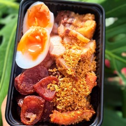 ข้าวหน้าทอดรวม สันนอก+ สามชั้น+หมูกรอบ+กุนเชียง+ไข่ต้มยางมะตูม
