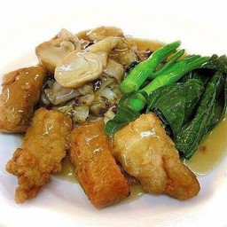 ราดหน้าปลากระพงทอดชิ้น Stir-fried Noodles with Fried Sea Bass