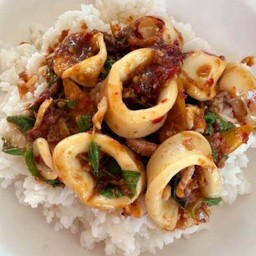 ข้าวกระเพราปลาหมึก