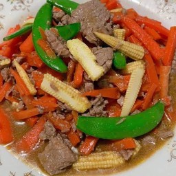 ผัดผักรวมมิตรทะเลเป็นกับข้าว Stir-Fried Mixed Vegetables With Seafood As a Side Dish