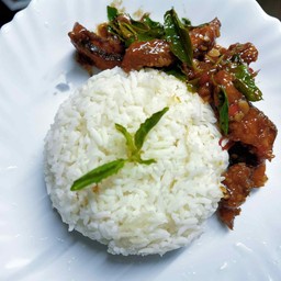 ผัดกะเพราปลาทอดกรอบราดข้าว
