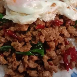 กระเพราหมูสับไข่ดาวราดข้าว