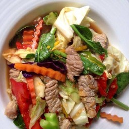 ผัดผักรวมมิตรใส่เนื้อราดข้าว Stir Fried Mixed Vegetables With Beef On Rice
