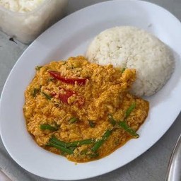 ไก่ผัดผงกระหรี่ราดข้าว Stir Fried Chicken With Curry Powder On Rice