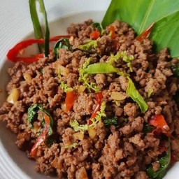ผัดกระเพราเนื้อกับข้าว Stir Fried Basil With Beef a side dish
