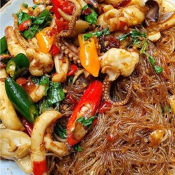 กระเพราวุ้นเส้นปลาหมึก ราดข้าว