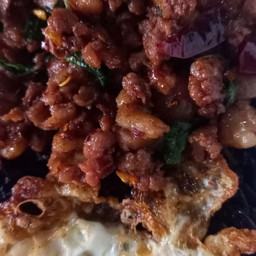 กระเพราเนื้อราดข้าว ไข่ดาว