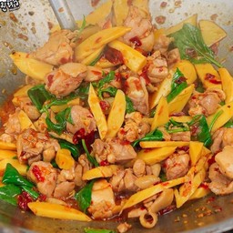 ไก่หมักนุ่มเด้งหน่อไม้ใบโหระพา ราดข้าว