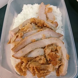 ข้าวหมูทอด + กับข้าวราด 1 อย่าง ที่ไม่ใช่แกง ถ้าเป็นแกง บวกเพิ่ม 5 บาทค่ะ