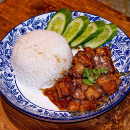 ข้าวหมูกรอบซอสแม็กกี้