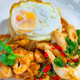 กระเพราไก่ราดข้าว