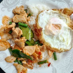 ข้าวหมูนุ่มผัดพริกแกง