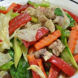 ผัดผักรวมมิตรใส่ไก่เป็นกับข้าว Stir Fried Mixed Vegetables With Chicken As a Side Dish