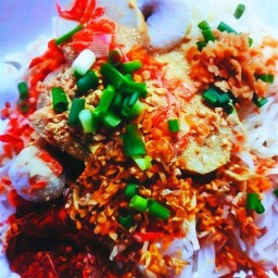 หมี่คลุกลูกชิ้นปลา