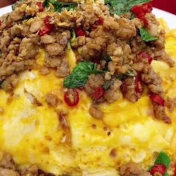 ข้าวไข่ข้นกระเพราเนื้อ