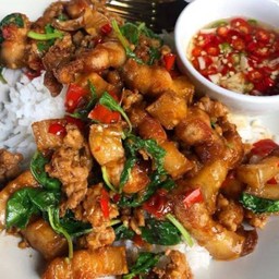 ผัดกระเพราหมู3ชั้นสดคั่วกะทะเหล็ก ราดข้าว