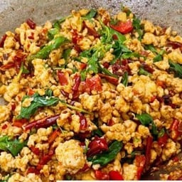 กระเพราไก่สับพริกแห้งราดข้าวไม่รวมไข่ดาว ฟรีน้ำซุป