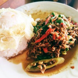 กะเพราหมูสับราดข้าว