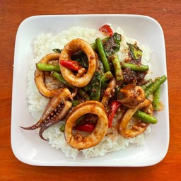 ข้าวผัดพริกแกงปลาหมึก