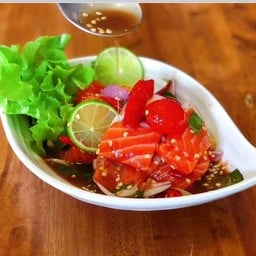 ยำปลาแซลมอน(ไข่แดงเค็ม)