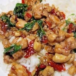 ข้าวกะเพราไก่ฟรีไข่ดาว