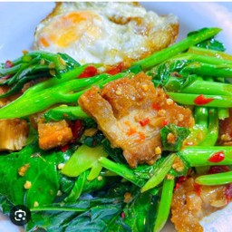 คะน้าหมูกรอบ