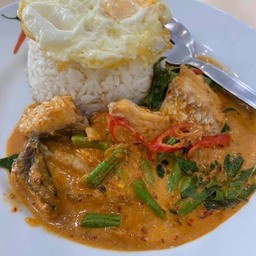ผัดพริกแกงปลากระพงราดข้าว Stir Fired fish with Red curry on rice