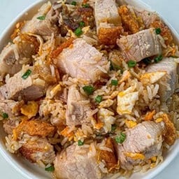 ข้าวผัดหมูกรอบ