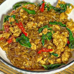 กระเพราวุ้นเส้นไข่ กับข้าว