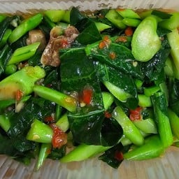 ผัดคะน้าปลาเค็ม (กับข้าว)