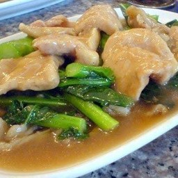 ราดหน้าไก่ Stir-Fried Noodles with Chicken