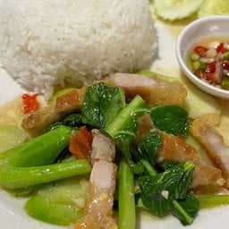 ข้าวคะน้าหมูกรอบ