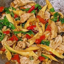 ข้าวกะเพราไก่หน่อไม้ฟรีไข่ดาว