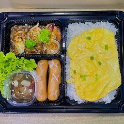 Set ข้าวไข่ข้นกุ้งกระเทียม+ไส้กรอกทอด
