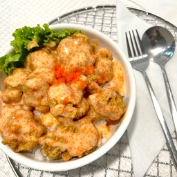 ข้าวไก่กรอบซอสครีมไข่กุ้ง