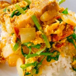 หมูกรอบผัดผงกะหรี่