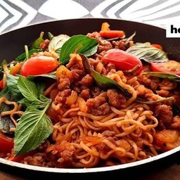 ผัดมาม่าไข่หมูสับ ( น้ำพริกเผา )