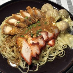 บะหมี่เกี๊ยวแห้งหมูแดงหมูกรอบ (ราดซอส)