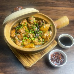 ข้าวอบหม้อดินไก่และเห็ดหอม