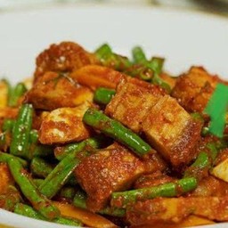 ผัดพริกแกงหมูกรอบราดข้าว