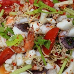 ยำมาม่ากุ้งหมึกหมูสับ